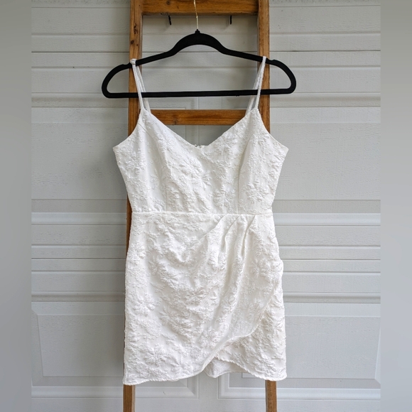Storia Dresses & Skirts - Storia Floral Textured White Mini Dress